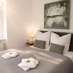 Bella - Business&family Ap 9, 100m Zum Konzerteingang Schloss, Parkplatz, Smarttv, Netflix, Waschmaschine, 24h Checkin, 35qm Apartman